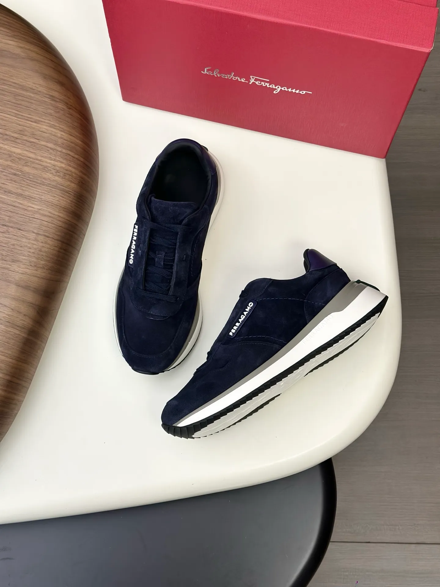 [Ferragamo] Top P: 820💰 Number of yards: 39~44 (38.45 custom-made, non-refundable) Top purchasing agent 🇮🇹 Ferragamo men's casual shoes series, the counter sells the original configuration at the same time, Italian imported cowhide fabric, high-quality splicing technology, imported water-dyed cow lining , Soles: Original foam soles are specially provided by the original factory, and the original factory follows the order. 🔍High quality can be entered and exited the counter at will. Welcome to compare and synchronize with the counter.